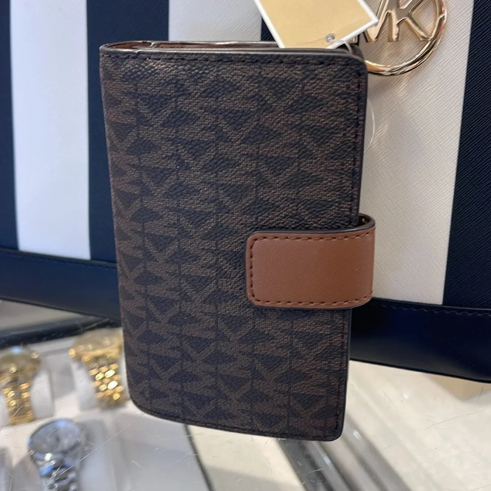MICHAEL KORS Jet Set Travel Medium Bifold Zip Signature Logo Wallet Brown NWT